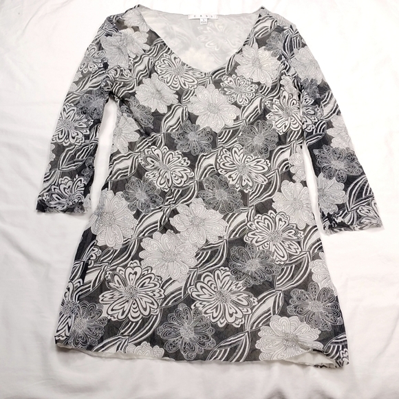 CAbi Tops - CAbi women's v neck short sleeved top size Large